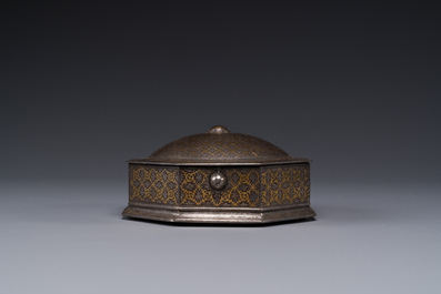An Iranian octagonal parcel-gilt and silver inlaid box, 18/19th C.