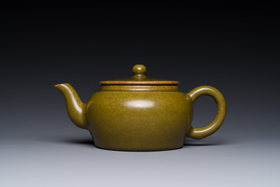 A Chinese monochrome teadust-glazed teapot, Yongzheng seal mark, 18/19th C.