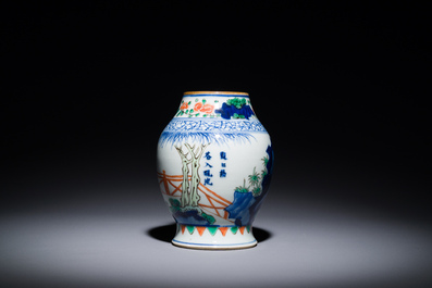 Vase en porcelaine de Chine wucai &agrave; d&eacute;cor figuratif et calligraphie, 19&egrave;me