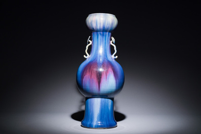 Vase de forme bouteille &agrave; t&ecirc;te d'ail en porcelaine de Chine &agrave; &eacute;mail flamb&eacute; aux anses en form de ruyi, 19&egrave;me