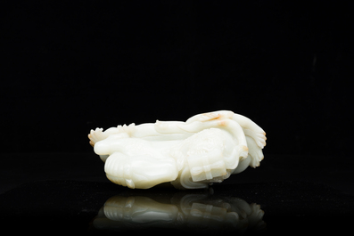 Een Chinese celadon jade sculptuur van een mythisch paard, 18e eeuw