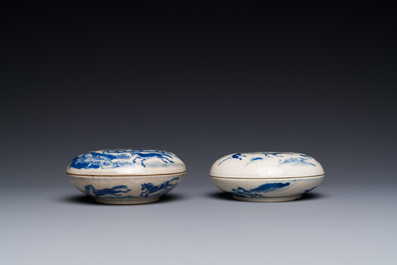 Deux bo&icirc;tes couvertes &agrave; p&acirc;te rouge en porcelaine de Chine en bleu et blanc, marque de Kangxi et feuille d'artemisia, 19&egrave;me