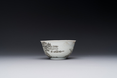Fine tasse en porcelaine de Chine &agrave; d&eacute;cor de paysage montagneux en grisaille et dorure, Yongzheng