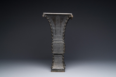 Vase de forme 'zun' en bronze &agrave; d&eacute;cor de taotie, Chine, Ming