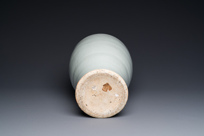 Grand vase de forme 'meiping' en porcelaine de Chine de type tianbai &agrave; d&eacute;cor incis&eacute;, Ming, 15&egrave;me