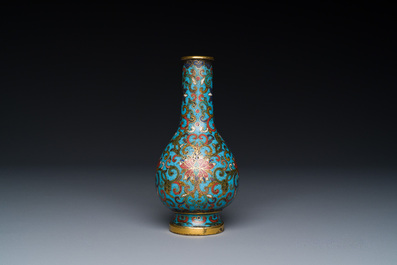 Petit vase de forme bouteille en &eacute;maux cloisonn&eacute;s &agrave; d&eacute;cor de rinceaux de lotus, Chine, marque et &eacute;poque de Qianlong