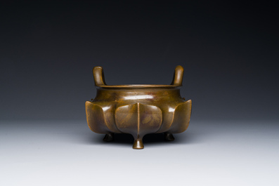 Br&ucirc;le-parfum tripod en bronze en forme de lotus, marque de Xuande, 18/19&egrave;me