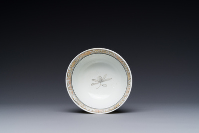 Fine tasse en porcelaine de Chine &agrave; d&eacute;cor de paysage montagneux en grisaille et dorure, Yongzheng