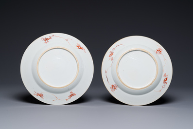 Een paar Chinese Imari-stijl 'Xi Xiang Ji' borden, Kangxi