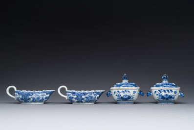 Een paar Chinese blauw-witte sauskommen en een paar terrines met deksel, Qianlong