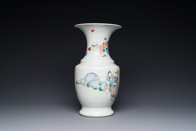 Vase en porcelaine de Chine famille rose &agrave; d&eacute;cor figuratif, marque de sceau ji 迹, Yongzheng