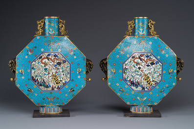 Paire de grands vases de forme octogonale de type 'bianhu' en &eacute;maux cloisonn&eacute;s, Chine, Qianlong/Jiaqing