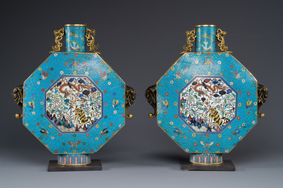 Een paar grote Chinese achthoekige cloisonn&eacute; 'bianhu' vazen, Qianlong/Jiaqing