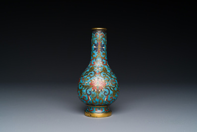 Petit vase de forme bouteille en &eacute;maux cloisonn&eacute;s &agrave; d&eacute;cor de rinceaux de lotus, Chine, marque et &eacute;poque de Qianlong