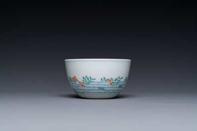 Tasse en porcelaine de Chine doucai &agrave; d&eacute;cor de poissons rouges, marque Cai Hua Tang Zhi 彩華堂製, 18&egrave;me