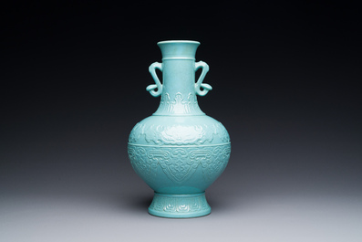 Een Chinese monochrome turquoise geglazuurde vaas met ruyi handgrepen, Qianlong merk, 19/20e eeuw