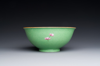 Een Chinese famille rose kom met sgraffito groene fondkleur, Qianlong merk en periode