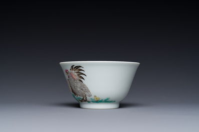 Tasse en porcelaine de Chine famille rose &agrave; d&eacute;cor de coq, marque de Yongzheng, 18/19&egrave;me