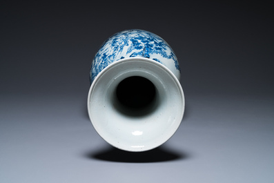 Een grote Chinese blauw-witte en koperrode vaas met een bergachtig rivierlandschap, 19e eeuw