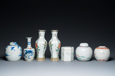 Zes diverse Chinese porseleinen vazen en &eacute;&eacute;n dekseldoos, 19/20e eeuw