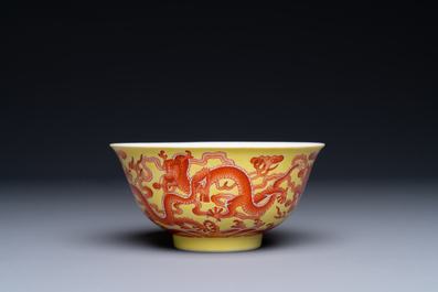 Rare bol en porcelaine de Chine &agrave; d&eacute;cor de dragons en rouge de fer sur fond jaune, marque et &eacute;poque de Qianlong