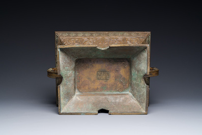 R&eacute;cipient rituel en bronze de type 'Fu', Chine, marque de sceau et &eacute;poque de Qianlong