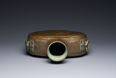 Vase archa&iuml;que de type 'bianhu' en bronze, Chine, Han