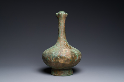 Vase de forme bouteille &agrave; t&ecirc;te d'ail en bronze, Chine, Han