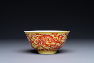 Rare bol en porcelaine de Chine &agrave; d&eacute;cor de dragons en rouge de fer sur fond jaune, marque et &eacute;poque de Qianlong