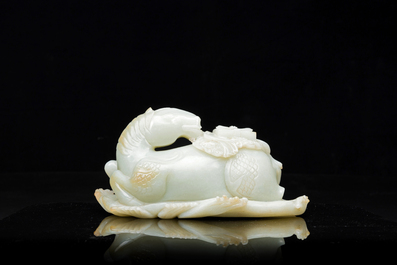 Een Chinese celadon jade sculptuur van een mythisch paard, 18e eeuw