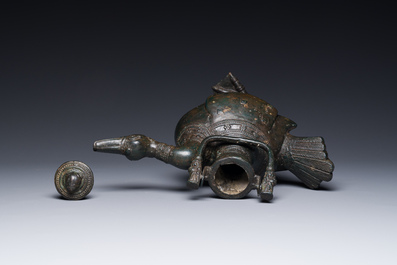 Een Chinees archa&iuml;sch bronzen wijnvat in de vorm van een gans, Song