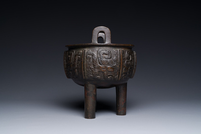 Een Chinees archa&iuml;sch bronzen wierookvat op drie poten, 'ding', Song/Ming