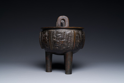 Een Chinees archa&iuml;sch bronzen wierookvat op drie poten, 'ding', Song/Ming