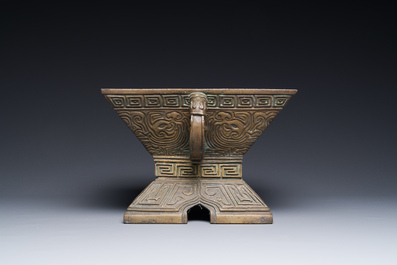 R&eacute;cipient rituel en bronze de type 'Fu', Chine, marque de sceau et &eacute;poque de Qianlong