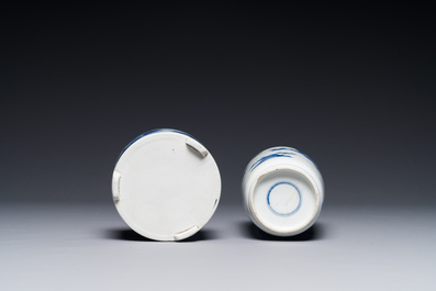 Vase de forme rouleau et un br&ucirc;le-parfum tripode en porcelaine de Chine en bleu et blanc, Kangxi