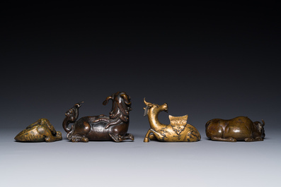 Een groep van vier Chinese verguld bronzen scrollgewichten, Ming/Qing