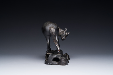 Een zeldzaam Chinees bronzen beeld van een paard, Ming