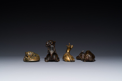 Een groep van vier Chinese verguld bronzen scrollgewichten, Ming/Qing