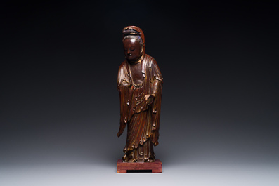 Sculpture de Guanyin en bois laqu&eacute; et partiellement dor&eacute;, Chine, Ming