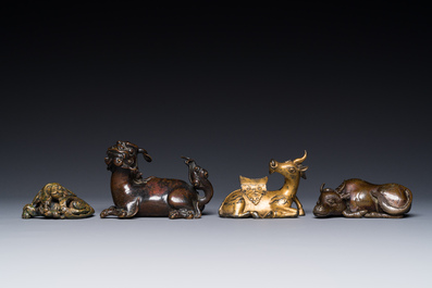 Een groep van vier Chinese verguld bronzen scrollgewichten, Ming/Qing