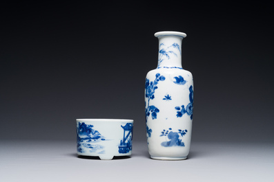 Vase de forme rouleau et un br&ucirc;le-parfum tripode en porcelaine de Chine en bleu et blanc, Kangxi