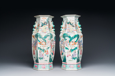 Paire de vases de forme hexagonale en porcelaine de Chine famille rose, 19&egrave;me