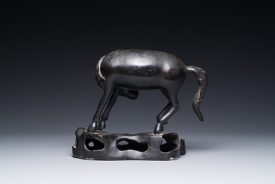 Een zeldzaam Chinees bronzen beeld van een paard, Ming