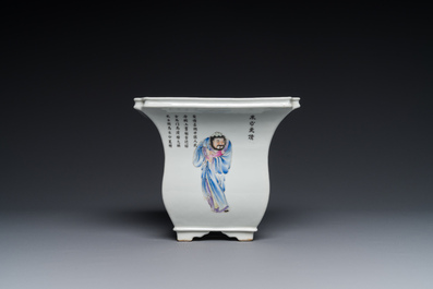 Jardini&egrave;re en porcelaine de Chine famille rose &agrave; d&eacute;cor 'Wu Shuang Pu', marque de Qianlong, R&eacute;publique