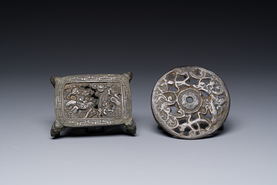 Groupe de quatre objets de bureau d'&eacute;rudit en bronze, marque Shi Sou 石叟, Chine, Ming/Qing