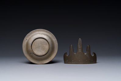 Groupe de quatre objets de bureau d'&eacute;rudit en bronze, marque Shi Sou 石叟, Chine, Ming/Qing