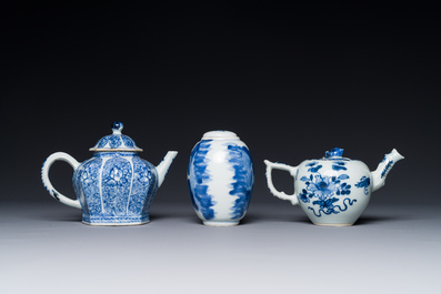 A Chinese blue and white tea caddy and two teapots, Kangxi/Qianlong