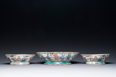 Three lobbed Chinese famille rose bowls, Yongzheng mark, 19th C.