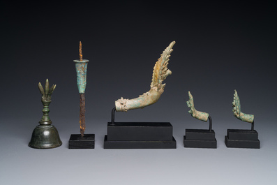 A various collection of bronze khmer palanquin hooks, a bell and a dagger, Angkor Wat periode, Thailand, 12th C.