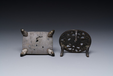 Groupe de quatre objets de bureau d'&eacute;rudit en bronze, marque Shi Sou 石叟, Chine, Ming/Qing